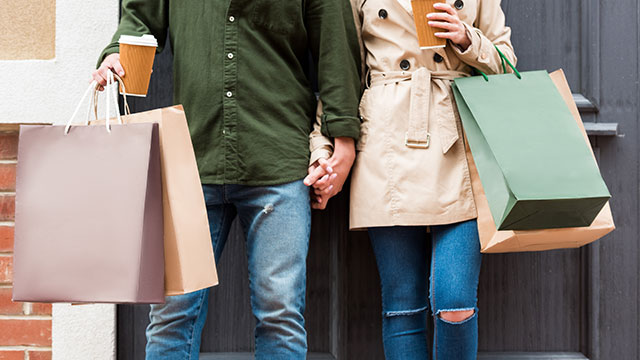 Image of a couple with shopping bags (via Depositphotos)