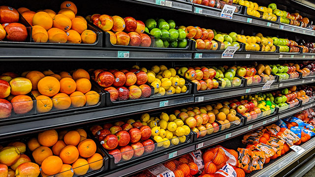 Fresh fruits and vegetables in a grocery store (image via Unsplash/Gemma)