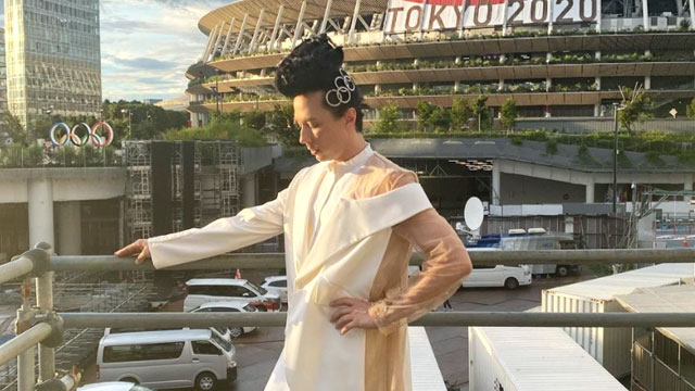 Johnny Weir previews his ensemble for the closing ceremonies of the Tokyo Olympic Games
