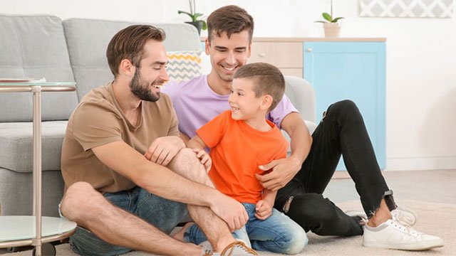Gay dads (image via Depositphotos)