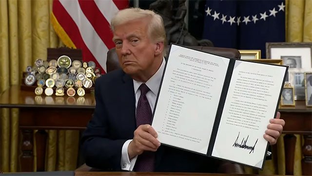Donald Trump signs executive order