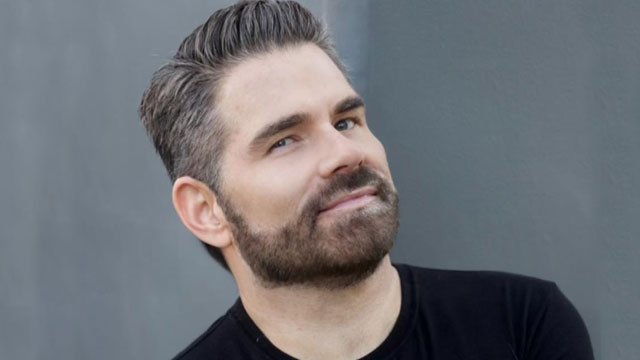 Award-winning singer/songwriter Matt Zarley