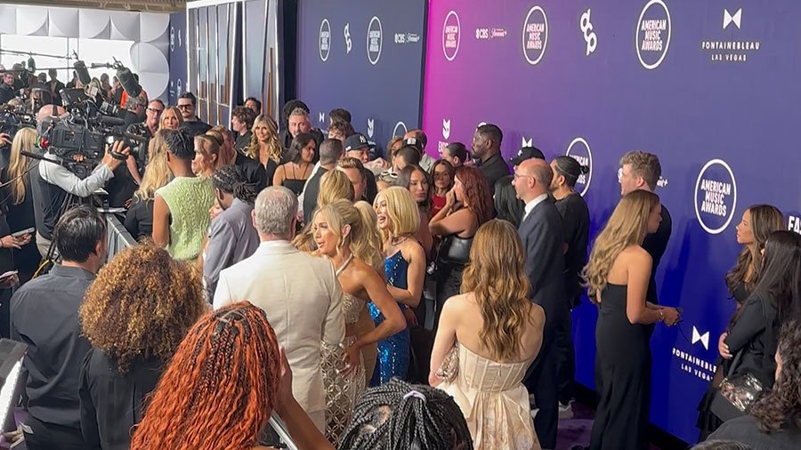 The scene on the red carpet at the 2025 American Music Awards