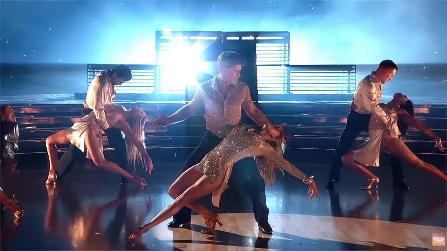 Robert Irwin and Witney Carson in DWTS finale