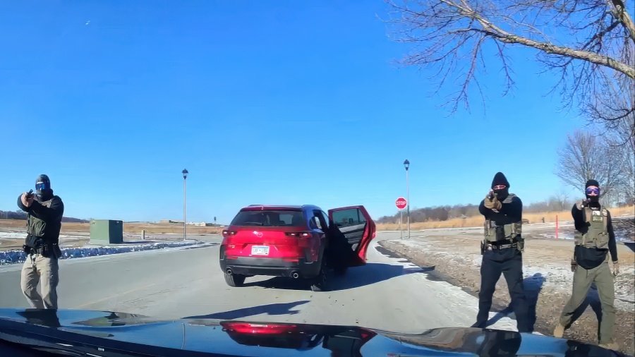 Federal agents point guns at legal observer (screen capture)