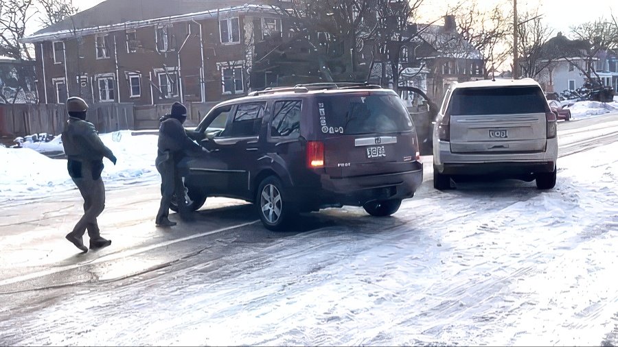 ICE officer shoots unarmed driver in Minneapolis (screen capture)