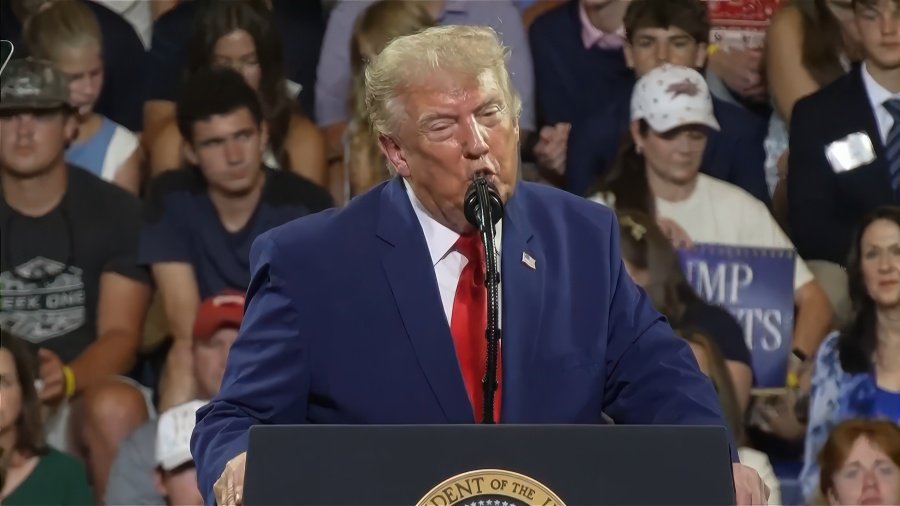 Donald Trump struggles with speech in Georgia