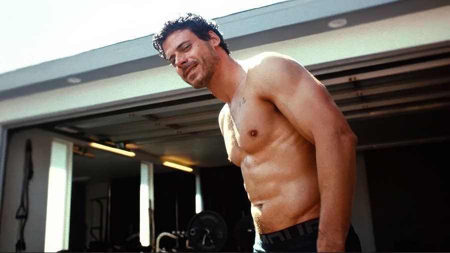 Nobody is mad at this new ad campaign for Under Armour HeatGear featuring Heated Rivalry star François Arnaud as the brand's new global ambassador.